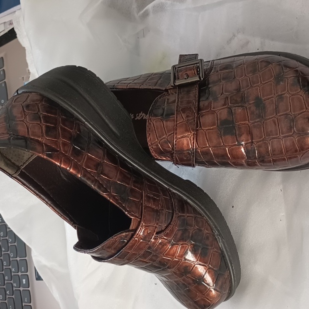 Easy Street Womens Crocodile Pattern Shoes - Brown Size 7 NWOT